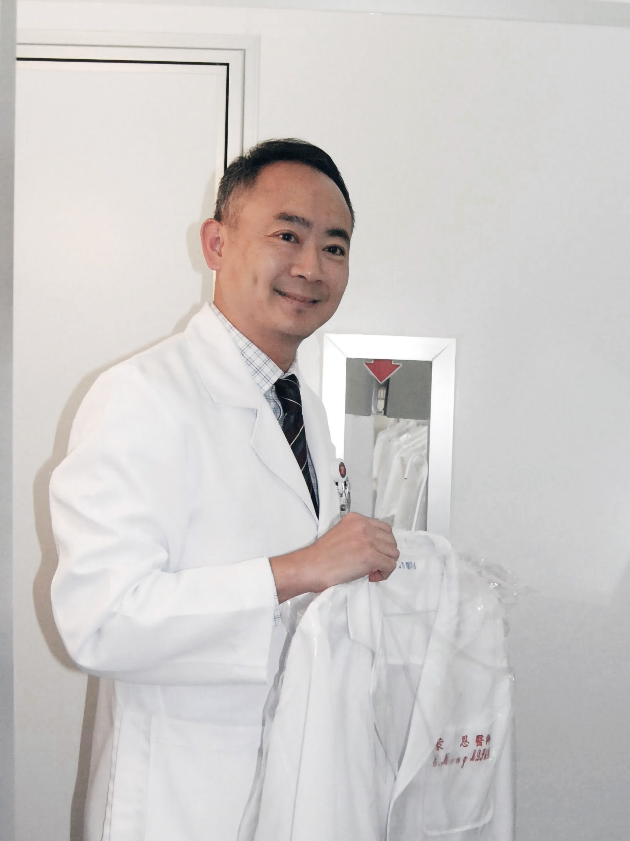 蒙恩執行官示範使用無人化制服管理系統自助取得淨衣